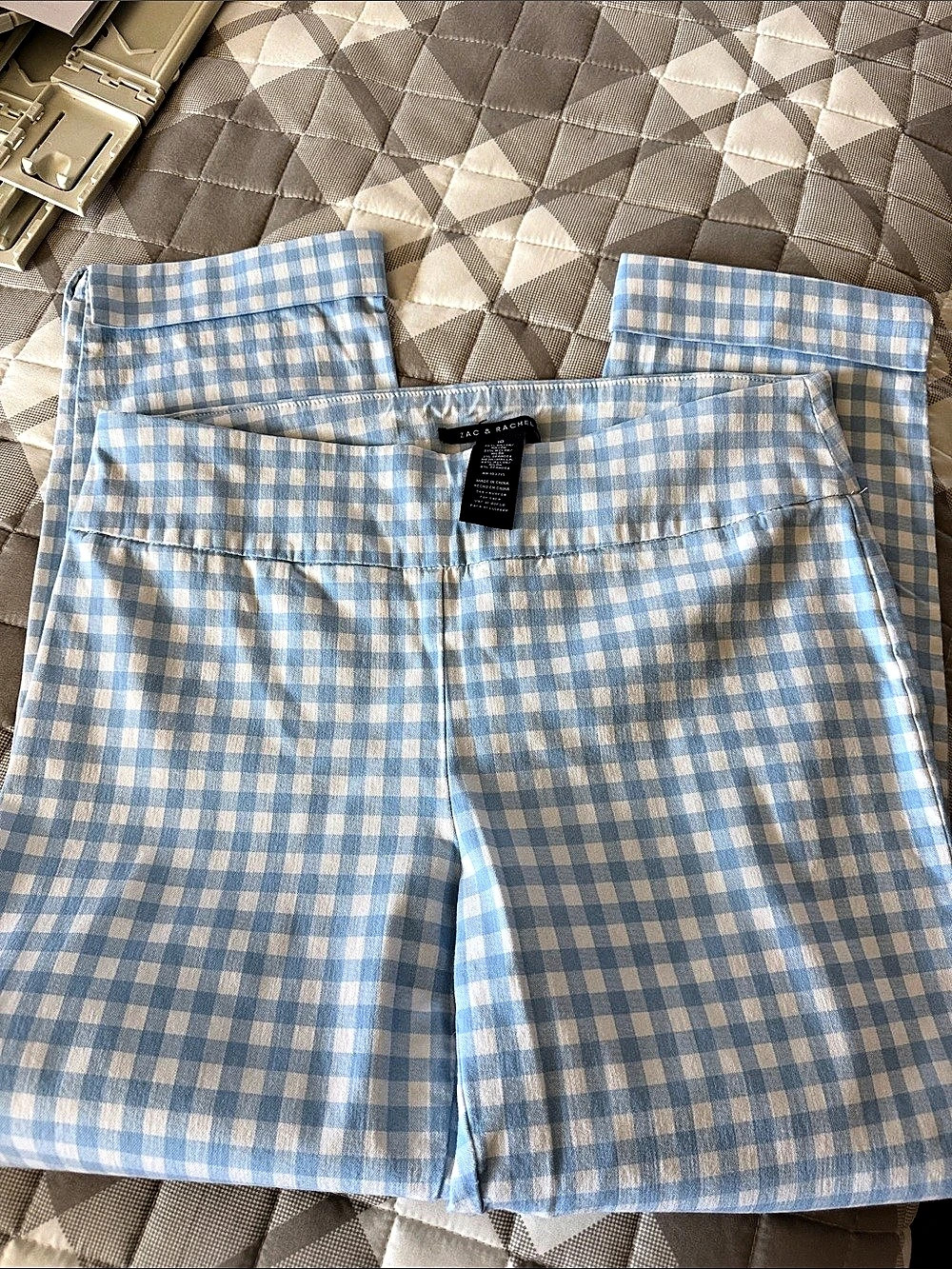 ZAC & RACHEL Gingham capris in Blue & White Size 10 Like New